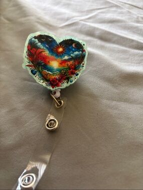 Heart-Shaped Tropical Sunset Badge Reel - Multicolor